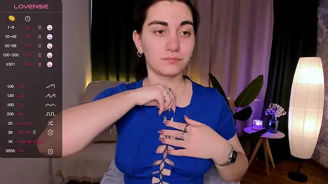 hannacheekss  online show from 02.19.25