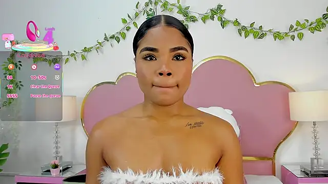 NahiaraReina online show from 09.11.25