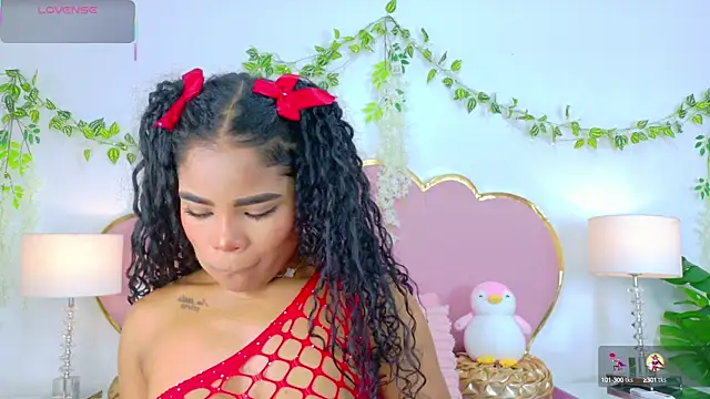 NahiaraReina online show from 10.16.25