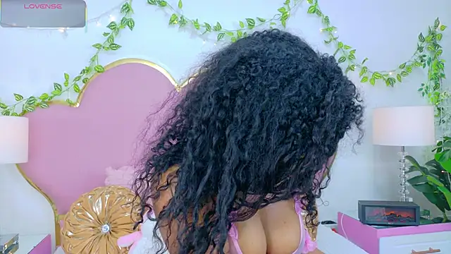 NahiaraReina online show from 11.19.25