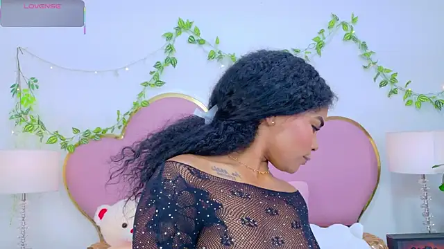 NahiaraReina online show from 11.22.25