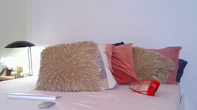 Snapshot of JuliaMartini chatting on 11.28.25 JuliaMartini online show from 11.28.25