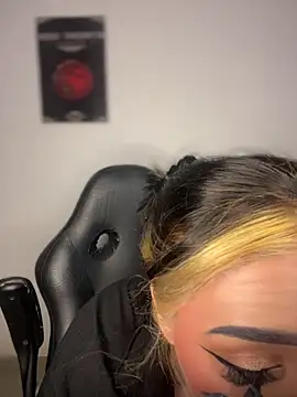 Snapshot of AnnikaMerliahh_ chatting on 10.31.25 AnnikaMerliahh online show from 10.31.25