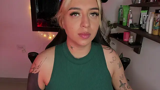 Snapshot of AnnikaMerliahh_ chatting on 12.21.25 AnnikaMerliahh online show from 12.21.25