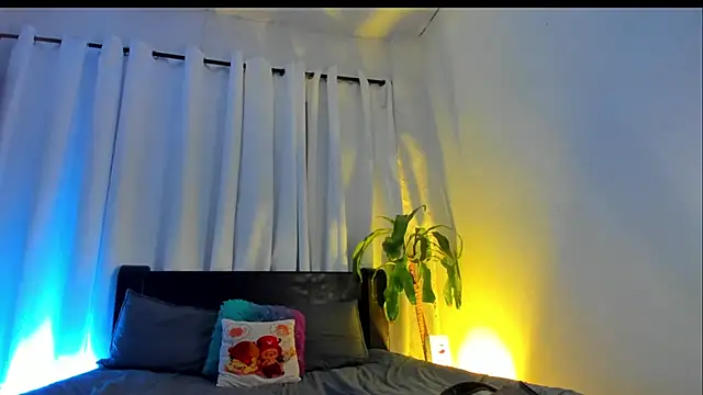 Snapshot of lanaa_paul1 chatting on 01.28.25 lanaa paul1 online show from 01.28.25