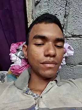 Snapshot of Reynold2608 chatting on 11.17.25 Reynold2608 online show from 11.17.25