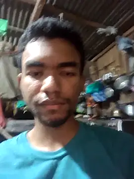 Snapshot of Reynold2608 chatting on 12.17.25 Reynold2608 online show from 12.17.25