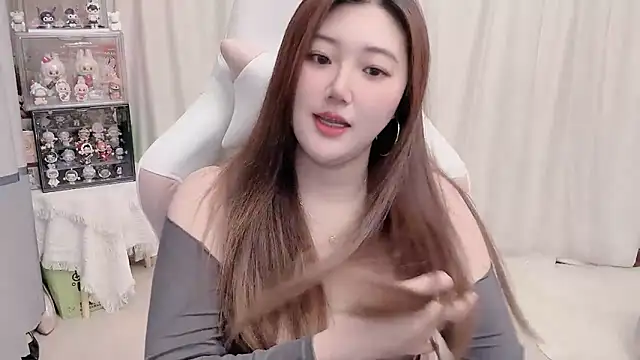 Snapshot of Stars_Elyn chatting on 03.19.25 Stars Elyn online show from 03.19.25