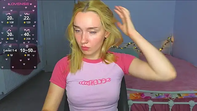 Snapshot of Wild_Sophie_ chatting on 09.21.25 Wild Sophie online show from 09.21.25