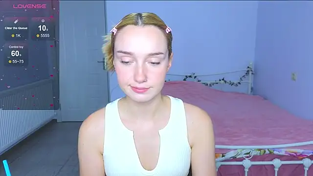 Snapshot of Wild_Sophie_ chatting on 09.26.25 Wild Sophie online show from 09.26.25