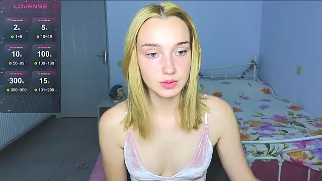 Snapshot of Wild_Sophie_ chatting on 10.15.25 Wild Sophie online show from 10.15.25