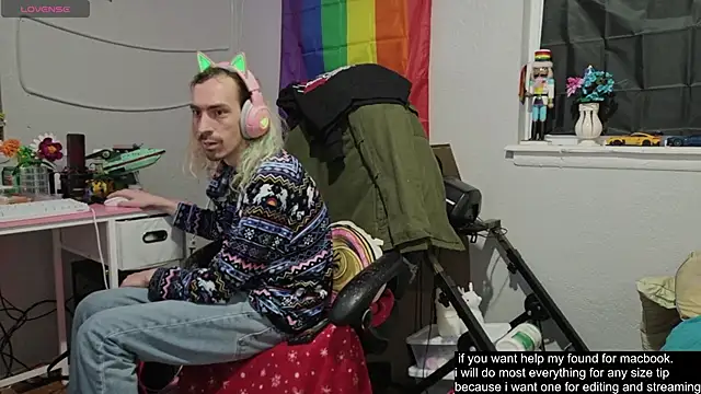 Snapshot of tallnerdyguy chatting on 10.21.25 tallnerdyguy online show from 10.21.25