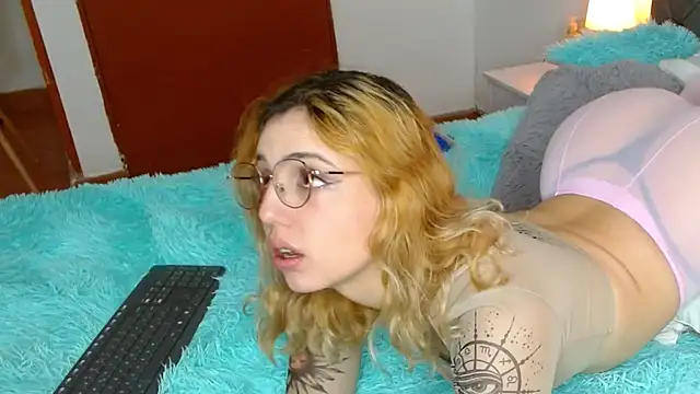 Snapshot of Thea_Aphros_ chatting on 10.09.25 Thea Aphros online show from 10.09.25