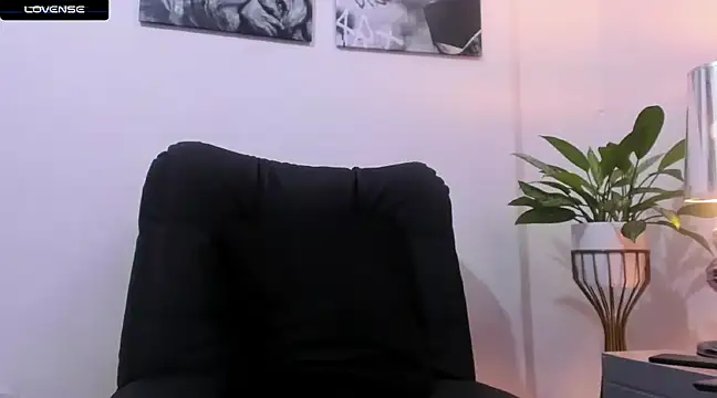 Snapshot of CruzVega chatting on 01.10.25 CruzVega online show from 01.10.25