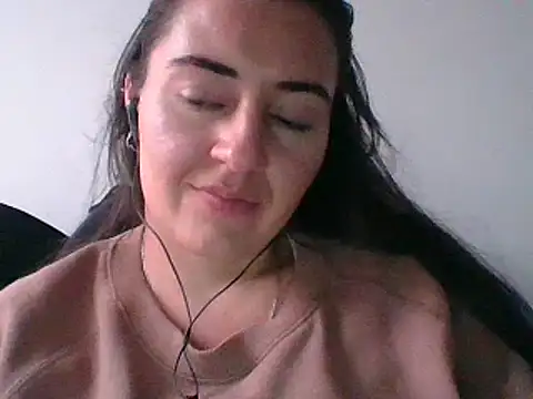  karlie kloss  online show from 02.13.25