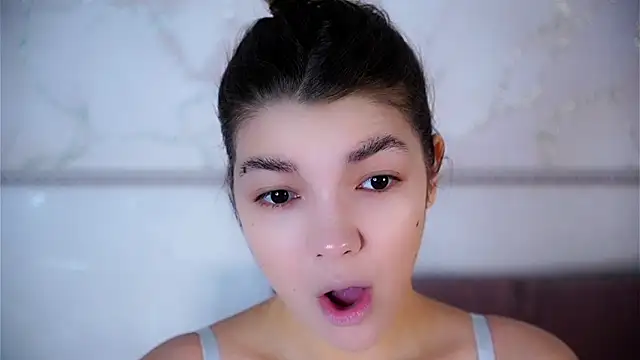 Snapshot of VeronaAppleberry chatting on 12.21.25 VeronaAppleberry online show from 12.21.25