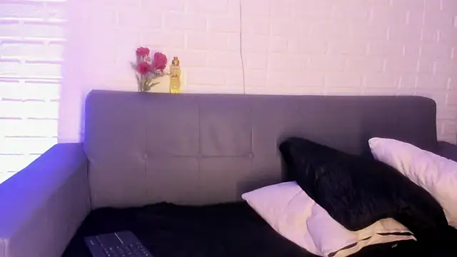 Snapshot of karina_gomez_18 chatting on 10.28.25 karina gomez 18 online show from 10.28.25