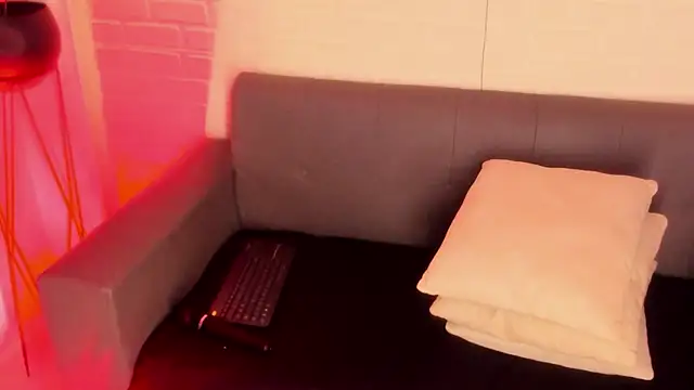 Snapshot of karina_gomez_18 chatting on 11.28.25 karina gomez 18 online show from 11.28.25