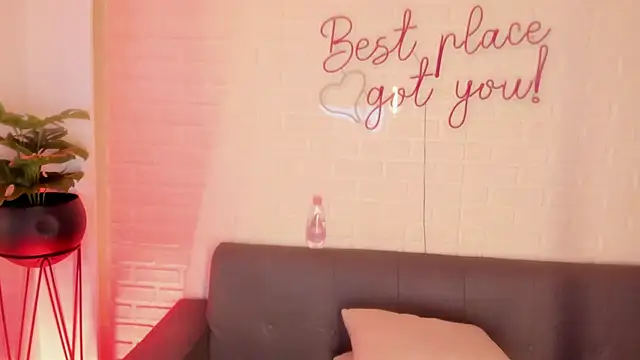 Snapshot of karina_gomez_18 chatting on 11.30.25 karina gomez 18 online show from 11.30.25