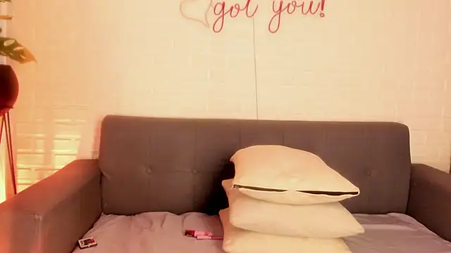 Snapshot of karina_gomez_18 chatting on 12.18.25 karina gomez 18 online show from 12.18.25