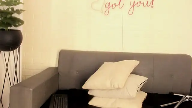 Snapshot of karina_gomez_18 chatting on 12.22.25 karina gomez 18 online show from 12.22.25