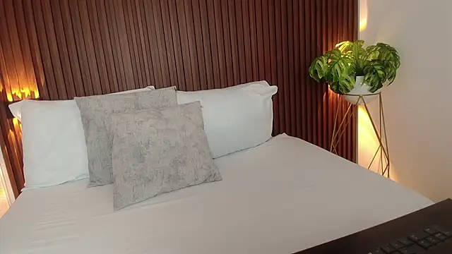 Snapshot of lindaa_natashaa chatting on 12.02.24 lindaa natashaa online show from 12.02.24