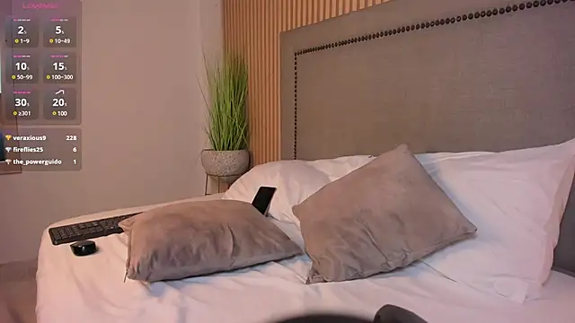 Snapshot of lindaa_natashaa chatting on 01.12.25 lindaa natashaa online show from 01.12.25