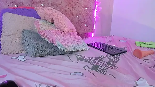 Snapshot of Bella__sweet chatting on 02.09.25 Bella sweet online show from 02.09.25