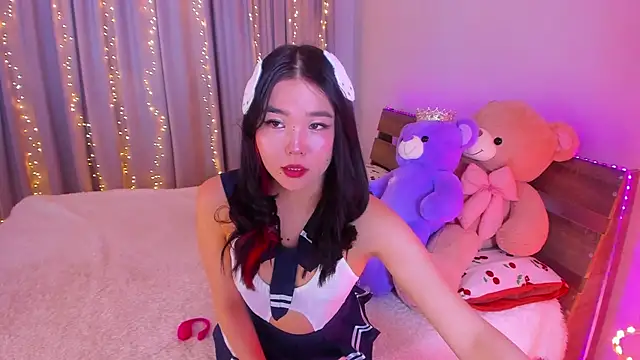 Snapshot of Dollyaa chatting on 12.17.25 Dollyaa online show from 12.17.25