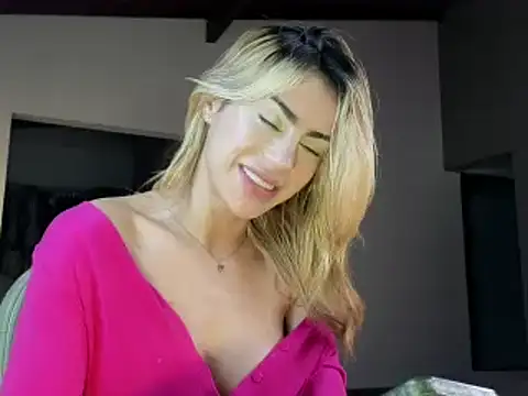 Snapshot of greyslopez chatting on 02.21.25 greyslopez online show from 02.21.25
