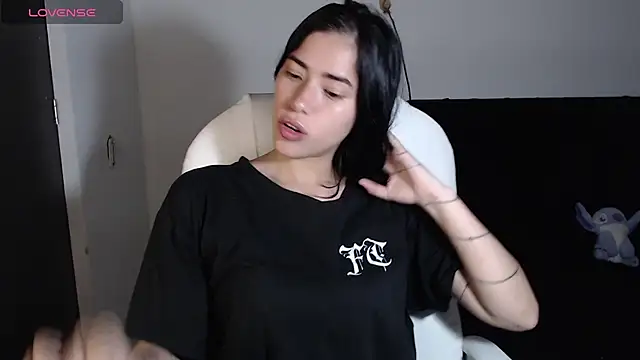 Snapshot of LESLIEBLACK_ chatting on 02.21.25 LESLIEBLACK online show from 02.21.25