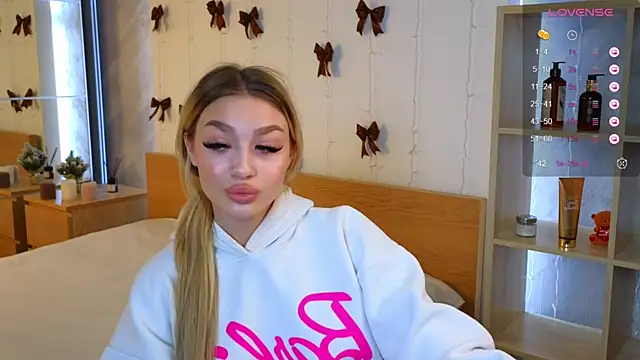 Snapshot of Ella_Milla chatting on 12.24.24 Ella Milla online show from 12.24.24