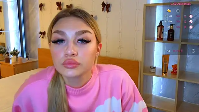 Snapshot of Ella_Milla chatting on 12.25.24 Ella Milla online show from 12.25.24