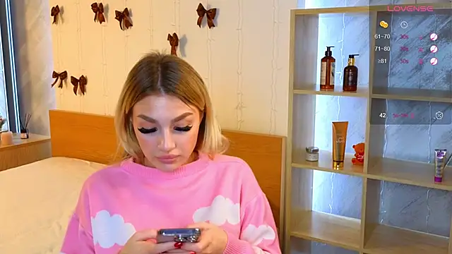 Snapshot of Ella_Milla chatting on 12.25.24 Ella Milla online show from 12.25.24