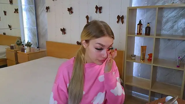 Snapshot of Ella_Milla chatting on 12.26.24 Ella Milla online show from 12.26.24