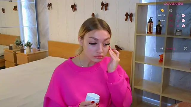 Snapshot of Ella_Milla chatting on 12.29.24 Ella Milla online show from 12.29.24