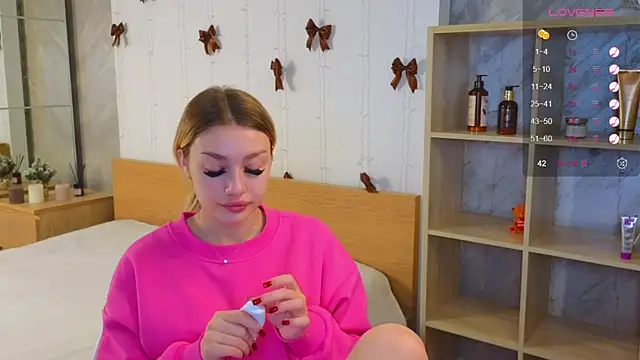 Snapshot of Ella_Milla chatting on 12.30.24 Ella Milla online show from 12.30.24