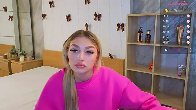 Snapshot of Ella_Milla chatting on 12.30.24 Ella Milla online show from 12.30.24