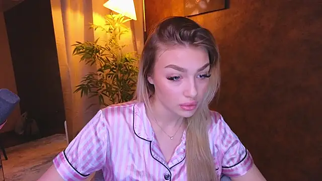 Snapshot of Ella_Milla chatting on 01.07.25 Ella Milla online show from 01.07.25