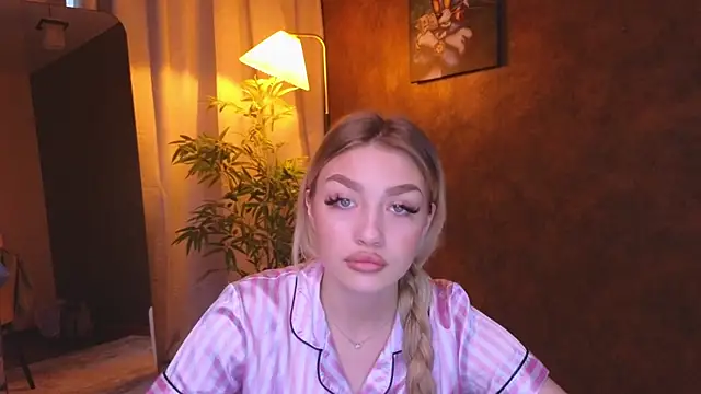 Snapshot of Ella_Milla chatting on 01.07.25 Ella Milla online show from 01.07.25