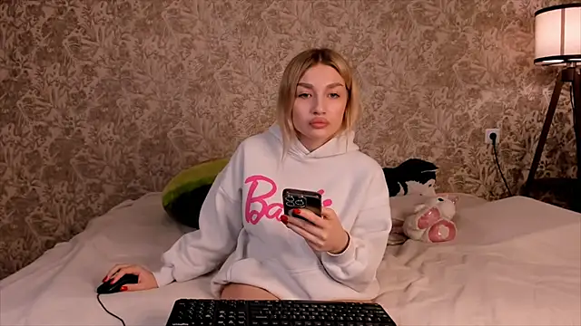 Snapshot of Ella_Milla chatting on 03.04.25 Ella Milla online show from 03.04.25