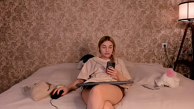 Snapshot of Ella_Milla chatting on 03.06.25 Ella Milla online show from 03.06.25