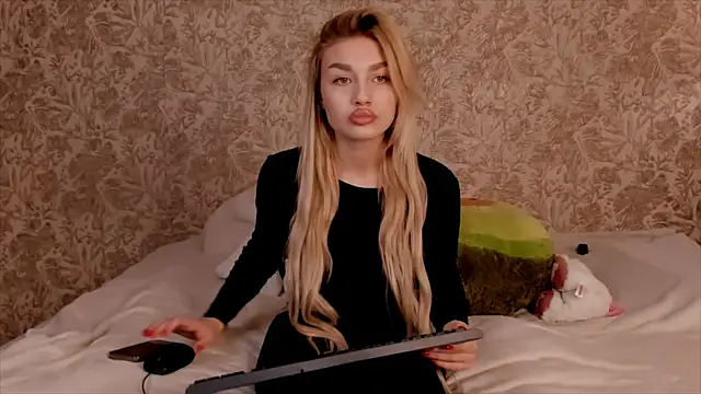 Snapshot of Ella_Milla chatting on 03.11.25 Ella Milla online show from 03.11.25