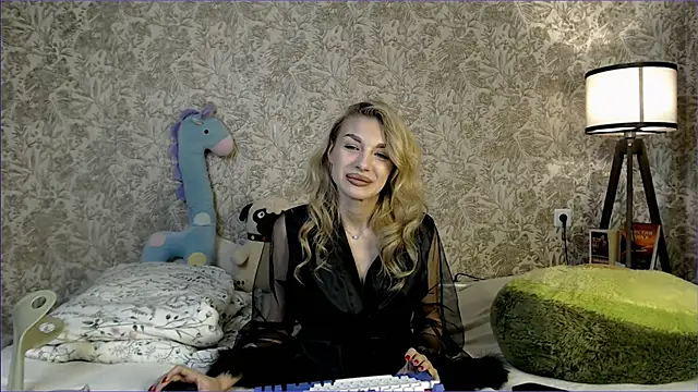Snapshot of Ella_Milla chatting on 09.18.25 Ella Milla online show from 09.18.25