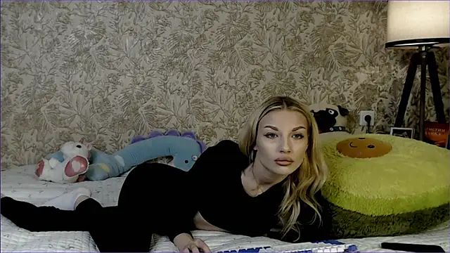 Snapshot of Ella_Milla chatting on 12.02.25 Ella Milla online show from 12.02.25