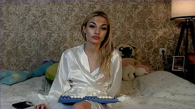 Snapshot of Ella_Milla chatting on 12.16.25 Ella Milla online show from 12.16.25