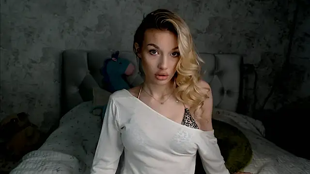Ella Milla online show from 06.05.26
