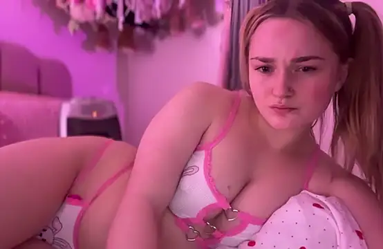 Snapshot of pinkie_piexx chatting on 02.14.25 pinkie piexx online show from 02.14.25