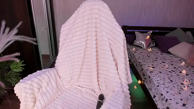 Miss Elia online show from 12.18.24