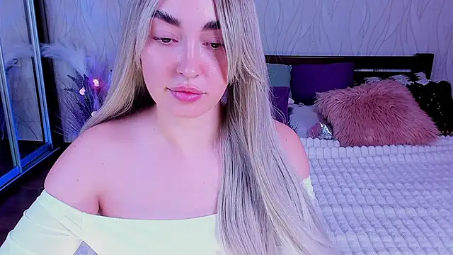 Miss Elia online show from 12.21.24